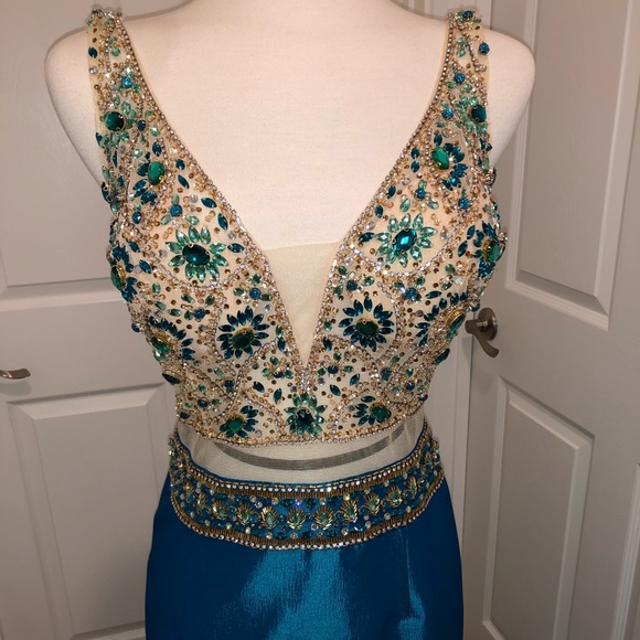 NWOT STUNNING mermaid style sleeveless gown with beaded illusion mesh top… - Picture 3 of 6